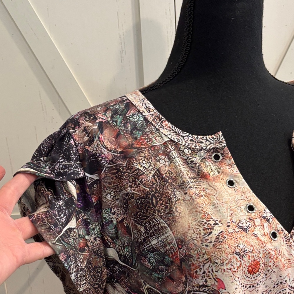V-Neck Short Sleeve Top Floral design with split sleeve size XL - Picture 9 of 9